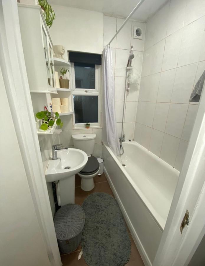 Guest Bedroom With King Size Bed In Brixton London Exterior photo