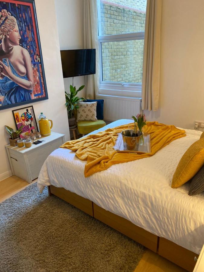 Guest Bedroom With King Size Bed In Brixton London Exterior photo
